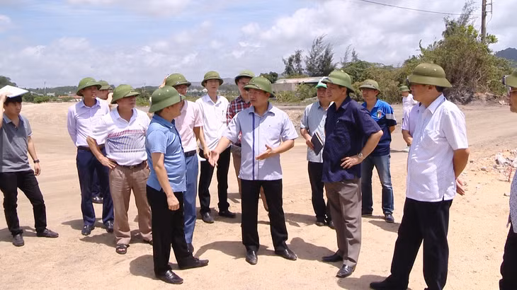 Đồng chí Cao Tường Huy, Phó Chủ tịch UBND tỉnh chỉ đạo tại công trường dự án đường bao biển Hạ Long - Cẩm Phả