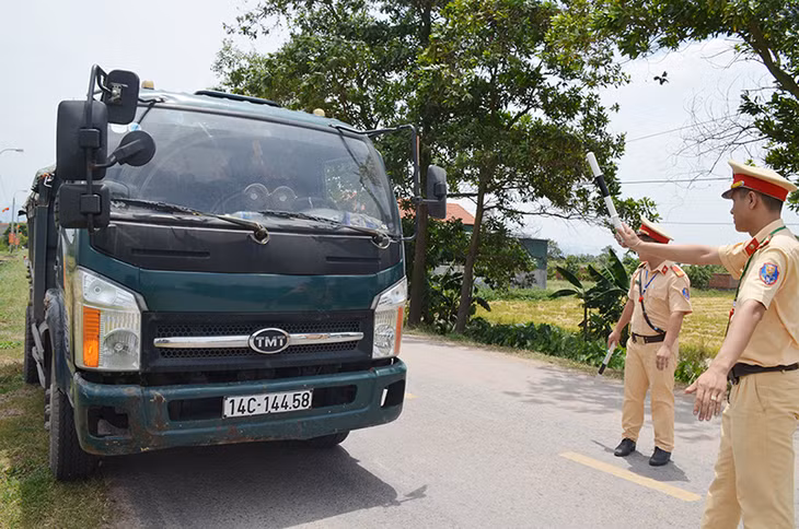 Lực lượng CSGT, Công an TX Đông Triều, thực hiện kế hoạch tổng kiểm tra phương tiện. 