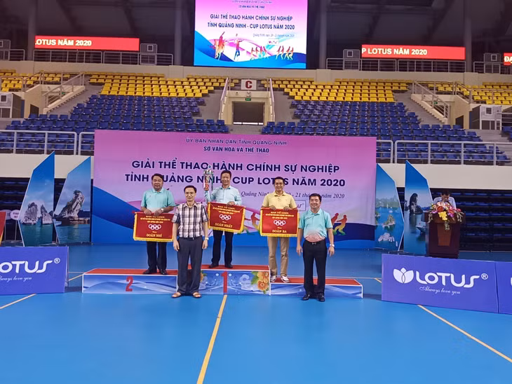 Ban tổ chức trao giải nhất, nhì, ba cho các đoàn.