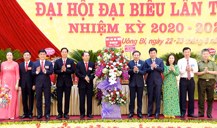 Lãnh đạo tỉnh tặng hoa chúc mừng Đại hội Đại biểu Đảng bộ TP Uông Bí lần thứ XX.