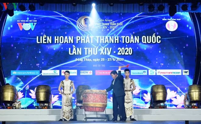 Tổng Giám đốc Đài TNVN Nguyễn Thế Kỷ thực hiện nghi thức nổi trống chính thức khai mạc LHPT toàn quốc lần thứ XIV.