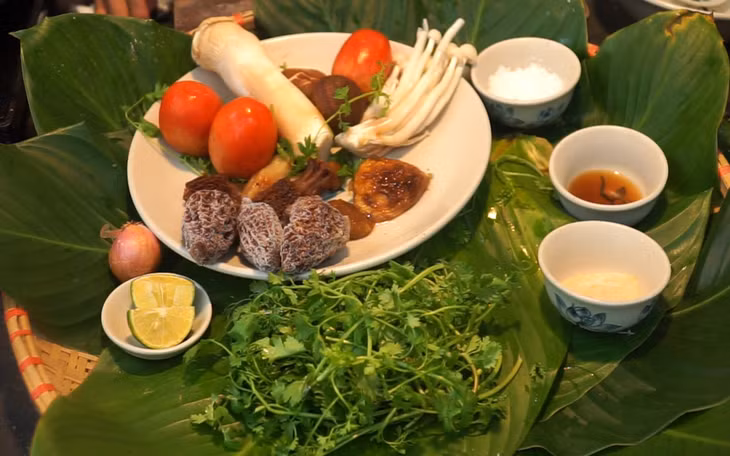 Nhiều loại nấm được sử dụng cho món canh nấm mối dưỡng sinh.
