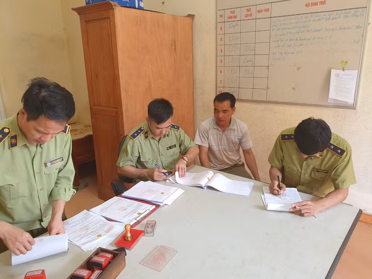 Đội QLTT số 8, tiến hành xử lập biên bản xử phạt đối với hành vi vi phạm pháp luật về vận chuyển, kinh doanh hàng hóa không rõ nguồn gốc, xuất xứ.