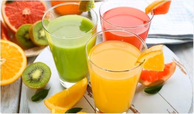 Sử dụng nước ép trái cây thường xuyên liên quan đến tỷ lệ mắc ung thư trực tràng cao hơn, có thể là do lượng đường cao có trong nước ép. (Ảnh minh họa)
