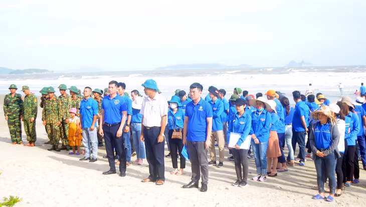 Đông đảo cán bộ, đoàn viên thanh niên Đoàn khối các cơ quan tỉnh và cùng đại diện Tỉnh đoàn và chính quyền địa phương tham gia lễ ra quân.