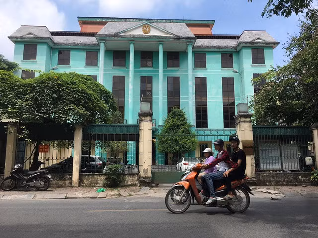 Trụ sở TAND quận Hà Đông - nơi xảy ra vụ việc một bị cáo bỏ trốn trong lúc chuẩn bị hầu tòa (Ảnh: Nguyễn Trường).