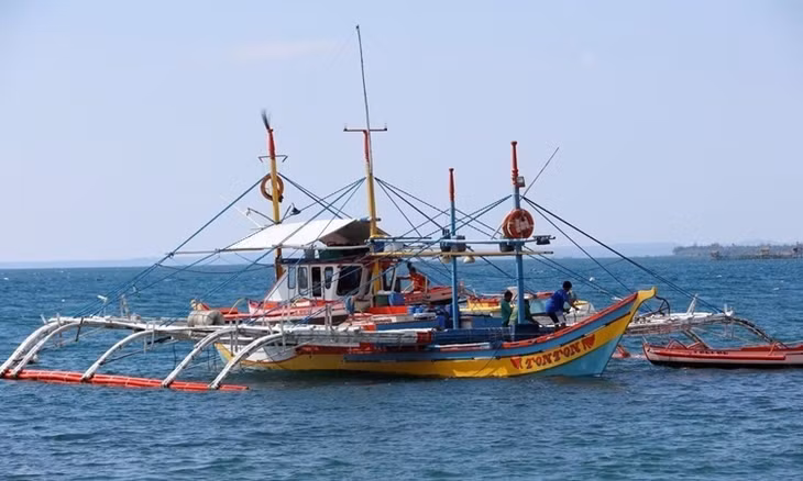 Một tàu đánh cá Philippines hoạt động trên vùng biển ngoài khơi thị trấn Masinloc, tỉnh Zambales của nước này, hồi năm 2015. Ảnh: Reuters.