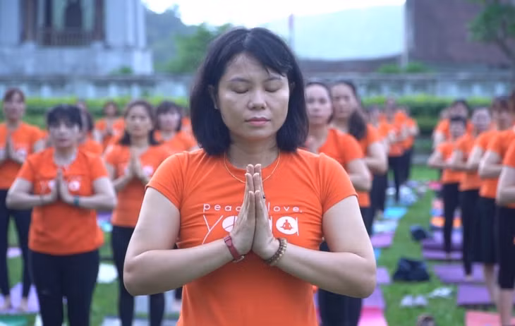 Du khách thực hành thiền ở Yên Tử.