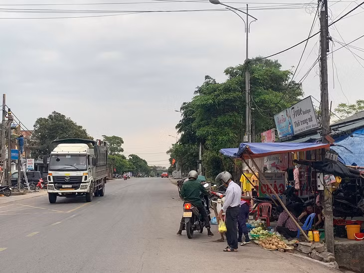 Chợ được bày tràn ra đến mép đường. 