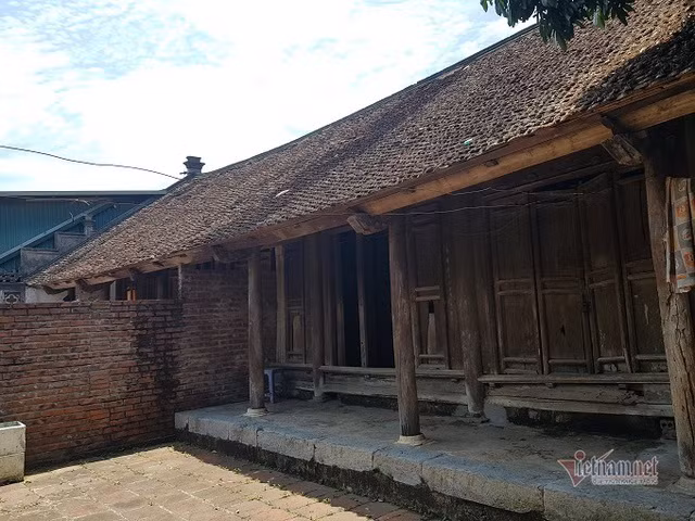 Một căn nhà cổ được xây tường ngăn, chia phần theo thừa kế.