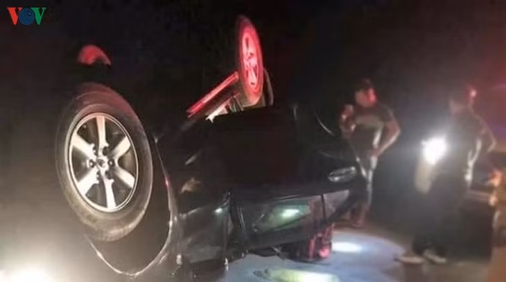 Chiếc xe Fortuner lật ngửa trên đường cùng lượng lớn “hàng trắng”.