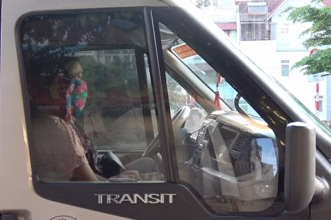 Được dán biển xe hợp đồng nhưng tài xế "quên" luôn hợp đồng ở nhà.