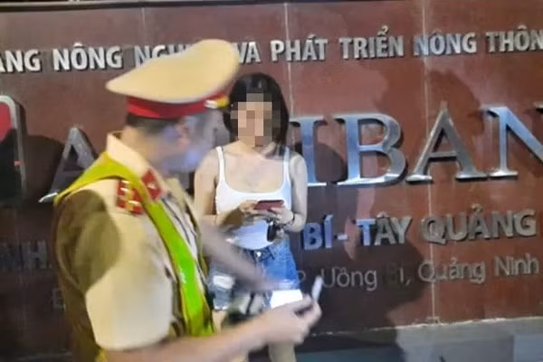 Nữ tài xế vi phạm quy định về nồng độ cồn. Ảnh: Đội CSGT số 1