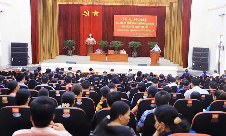 Quang cảnh buổi tiếp xúc cử tri.