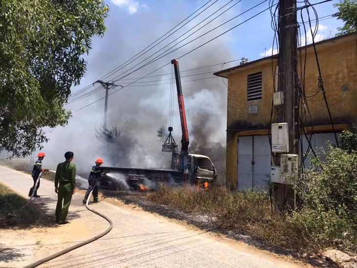 Lực lượng cứu hỏa đến hiện trường dập lửa