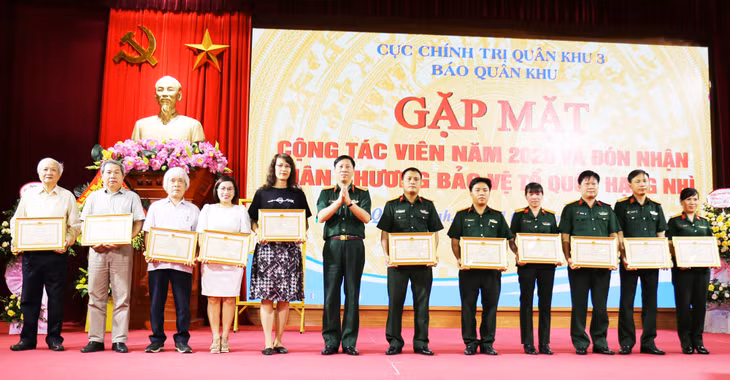 Trong số những cây bút được Bộ Tư lệnh Quân khu 3 khen thưởng vì có thành xuất sắc 