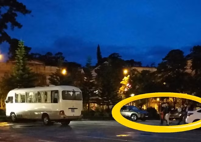 Lực lượng chức năng dẫn giải bà Liên rời khỏi Sở Tư pháp Lâm Đồng