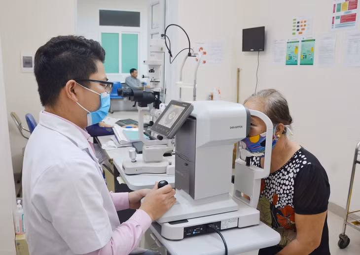 Khám bệnh cho người dân tại Bệnh viện Đa khoa Hạ Long.