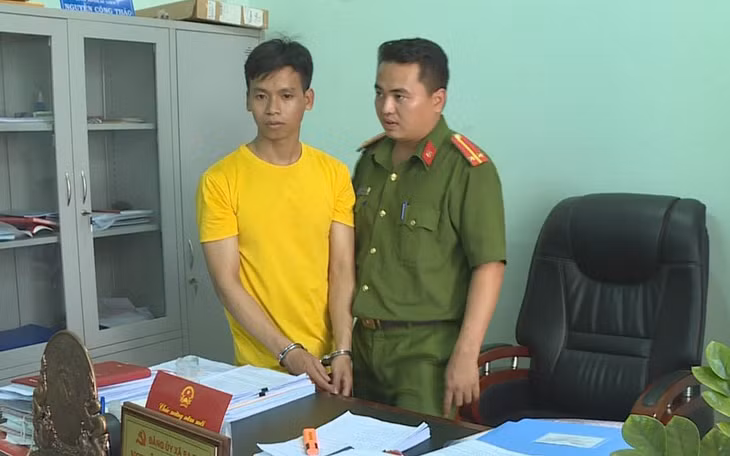 Công an thành phố Buôn Ma Thuột thực nghiệm hiện trường vụ trộm do Tiến gây ra tại trụ sở UBND xã Ea Tu.
