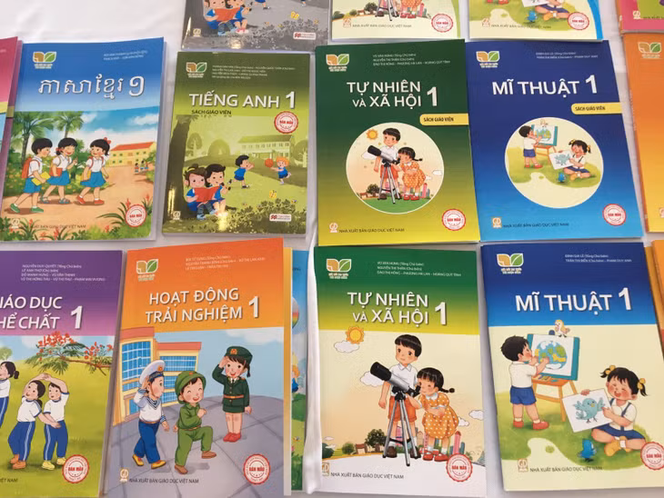 Bộ sách giáo khoa lớp 1 mới do Nhà xuất bản Giáo dục Việt Nam ấn hành. Ảnh: Lê Vân.