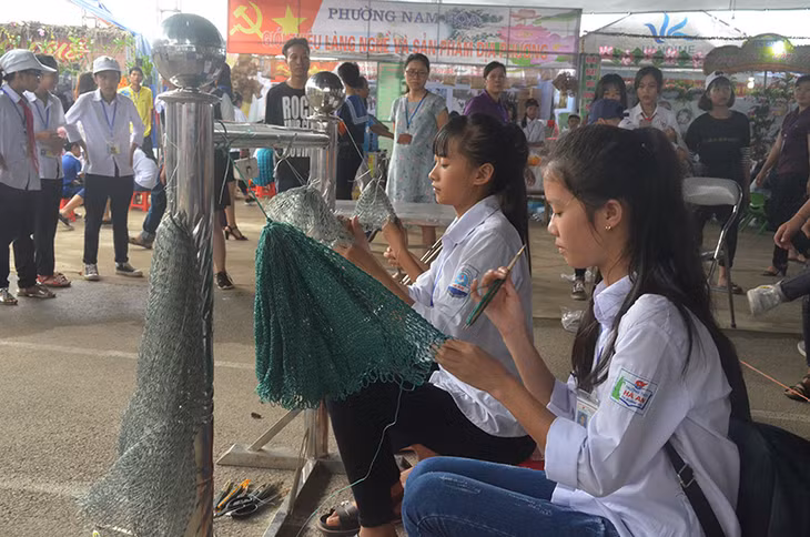 Hoạt động trải nghiệm sáng tạo do Phòng GD&ĐT TX Quảng Yên tổ chức thu hút đông đảo học sinh tham gia. Ảnh: Nguyễn Chiến