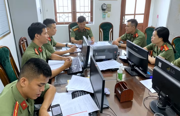 Đội An ninh Công an TP Cẩm Phả họp triển khai nhiệm vụ.
