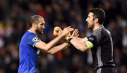  Giorgio Chiellini và Gianluigi Buffon sẽ ở lại Juventus thêm 1 mùa giải nữa.