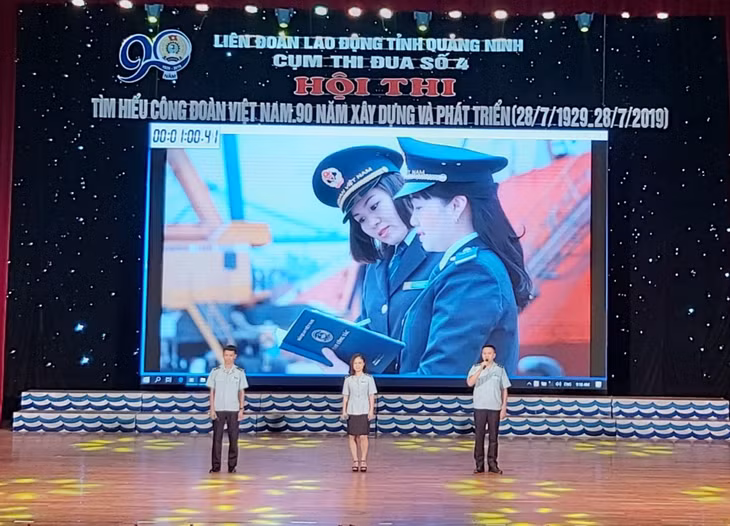 Cán bộ Cục Hải quan tích cực tham gia hội thi Tìm hiểu Công đoàn Việt Nam 90 năm xây dựng và phát triển.