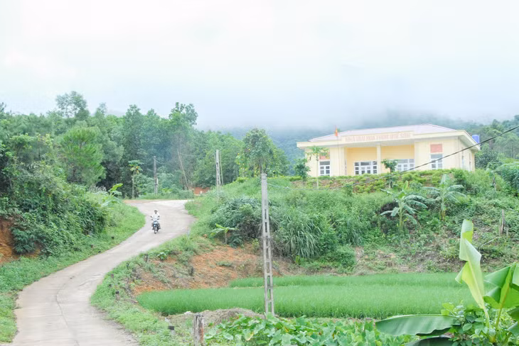 Thôn vùng cao Quế Sơn (xã Đông Ngũ, huyện Tiên Yên) đã có đường giao thông, nhà văn hóa được đầu tư xây dựng khang trang.