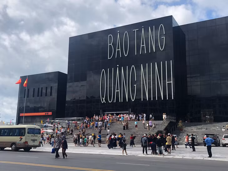 Khách du lịch đến Quảng Ninh tăng cao sau khi tình hình dịch Covid-19 cơ bản được kiểm soát. 