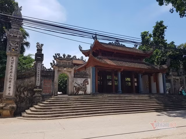 Đình Yên Trường tọa lạc trên bãi đất cao, phía trước mặt là chiếc hồ lớn. Một trong những cảnh đẹp khác của làng Yên Trường là đình Yên Trường, thờ đức thành hoàng làng Cao Sơn Quý Minh. Đình tọa lạc trên bãi đất cao, phía trước mặt là chiếc hồ lớn, quanh năm xanh mát.