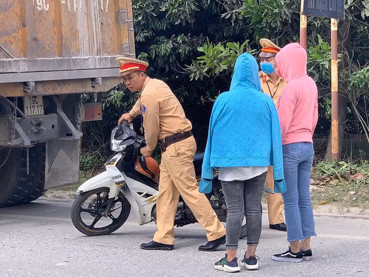 Công an TP Hạ Long tạm giữ phương tiện vi phạm.