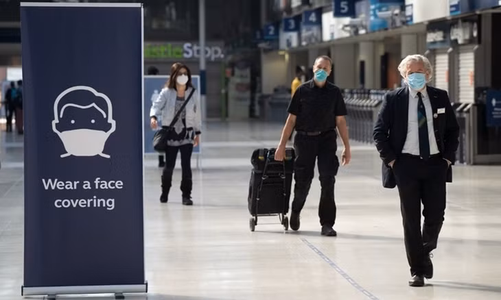 Người dân Anh đeo khẩu trang tại ga Waterloo, London, hôm 15/6. Ảnh: AFP.