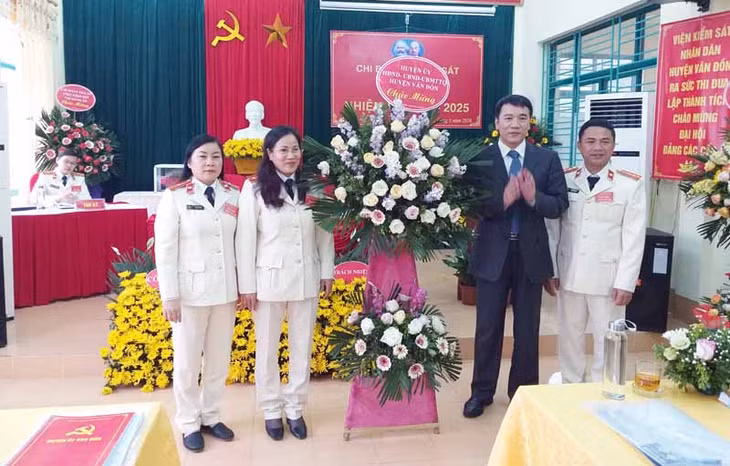 Lãnh đạo Huyện uỷ Vân Đồn tặng hoa chúc mừng Chi bộ Viện Kiểm sát Nhân dân huyện hoàn thành công tác đại hội điểm của huyện, 11/3/2020.