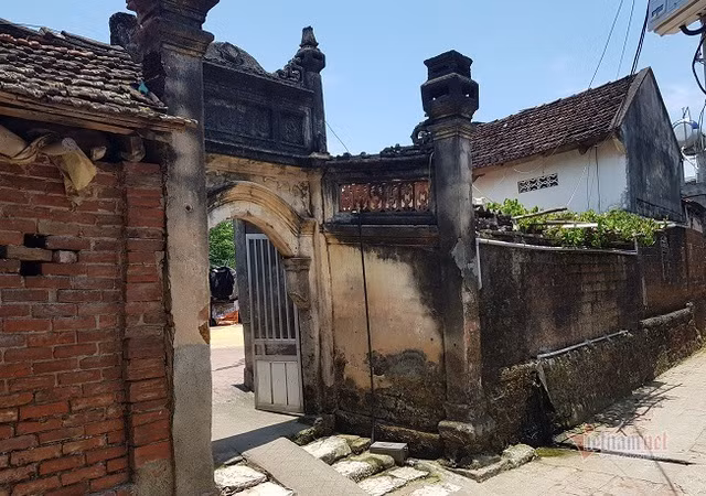 Một số ngôi nhà xây thời Pháp thuộc bằng gạch đỏ nhưng cũng ngót nghét trên 100 năm. Mặc dù có vẻ đẹp đến nao lòng, khiến ai đặt chân đến cũng bồi hồi thương nhớ. Tuy nhiên, một thực trạng đáng buồn là hiện nay, làng chưa thu hút được khách du lịch. Việc phát triển du lịch tại địa phương còn mang tính chất manh mún, tự phát. 