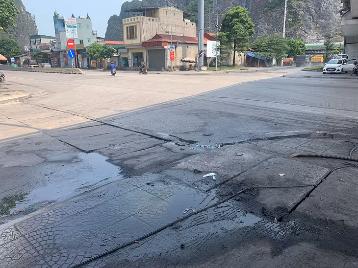 Nhiều mặt cống bị vỡ tiềm ẩn nguy cơ mất ATGT. 