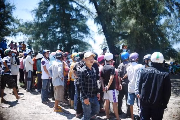 Người dân hiếu kỳ tập trung tại hiện trường