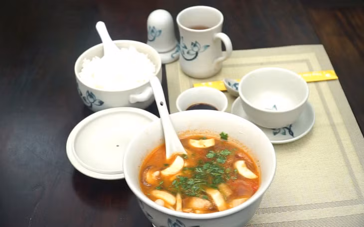 Canh nấm mối dưỡng sinh đơn giản và bổ dưỡng.