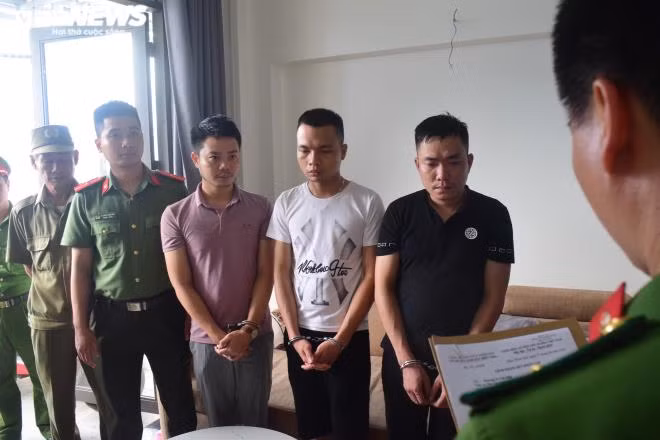Công an đọc lệnh bắt những kẻ trong đường dây lừa đảo do Lê Anh Tuấn cầm đầu. (Ảnh: CACC).