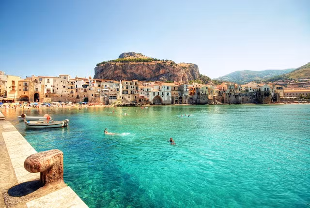 Dòng nước xanh mướt tại đảo Silicy (Italy). Ảnh: Lonely Planet