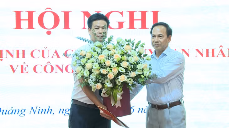 Đồng chí Đặng Huy Hậu, Phó Chủ tịch Thường trực UBND tỉnh trao quyết định điều động bổ nhiệm 