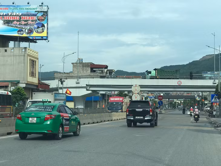 Xe than chạy trên cầu vượt đã làm bụi than bay xuống khu dân cư phí dưới. Ảnh chup ngày 27/5.