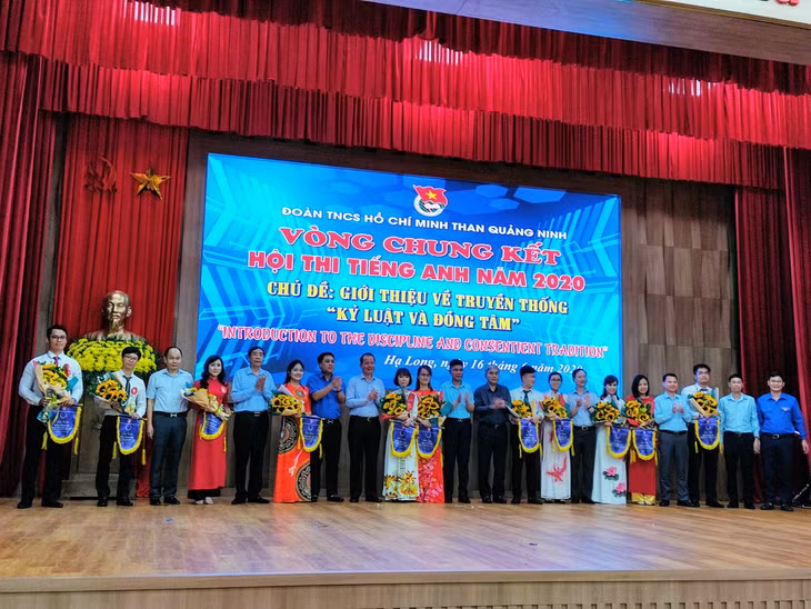 11 thí sinh tham dự vòng chung kết Hội thi tiếng Anh Đoàn than Quảng Ninh 2020
