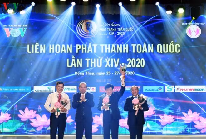 Phó Thủ tướng Trương Hòa Bình tặng hoa các thành viên Hội đồng Chung khảo LHPT toàn quốc lần thứ XIV.