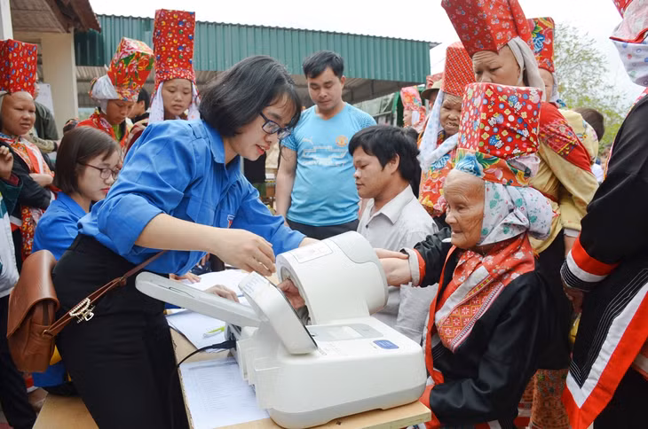Các y bác sĩ Bệnh viện Sản Nhi Quảng Ninh khám và phát thuốc miễn phí cho người cao tuổi xã Đồng Tâm, huyện Bình Liêu.