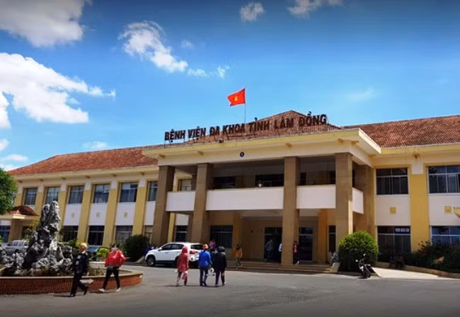 Học sinh L.V.L.đang được điều trị tại BV đa khoa Lâm Đồng.