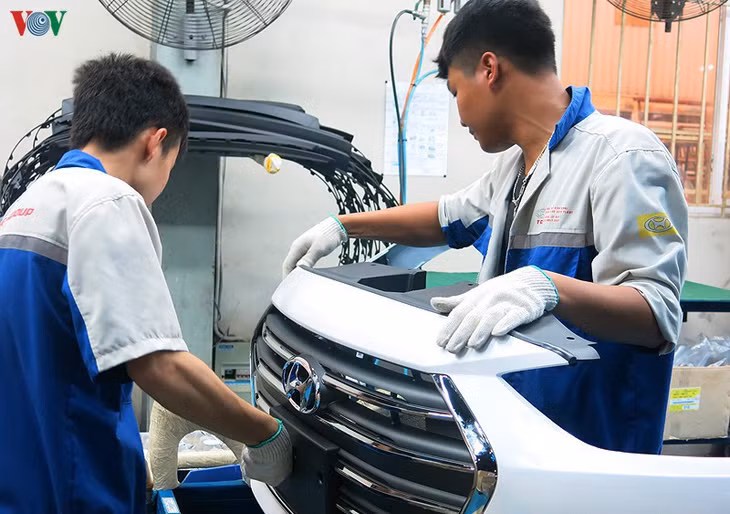 Việc giảm 50% lệ phí trước bạ khi đăng ký ô tô sản xuất, lắp ráp trong nước được kỳ vọng sẽ giảm giá mua ô tô khi đến tay người tiêu dùng và kích cầu tiêu thụ các sản phẩm nội địa trong bối cảnh dịch Covid-19 bùng phát gây ra những khó khăn...