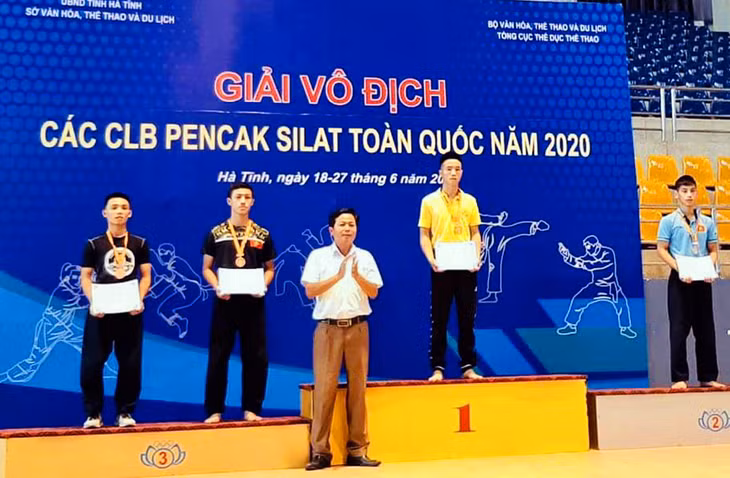 Ban Tổ chức trao HCV cho VĐV Quảng Ninh 