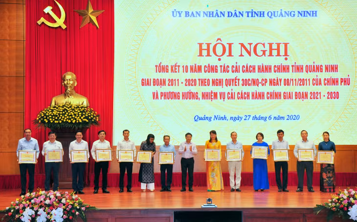 UBND tỉnh trao Bằng khen cho các cá nhân có đóng góp tích cực vào công tác cải cách hành chính