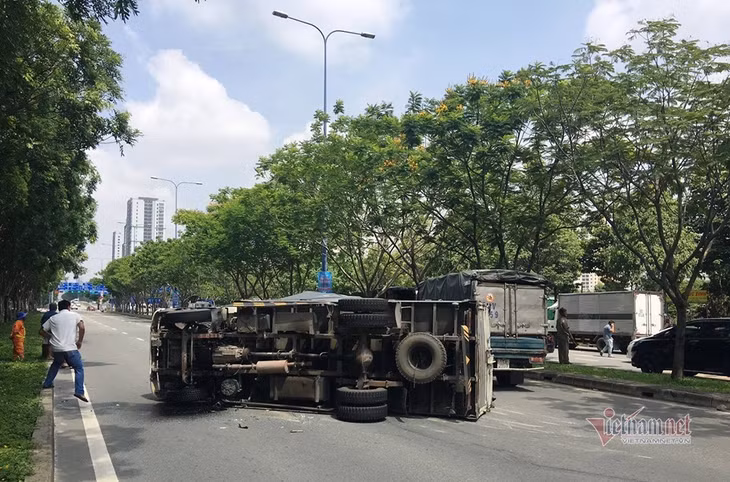 Xe tải gây tai nạn liên hoàn lật nhào